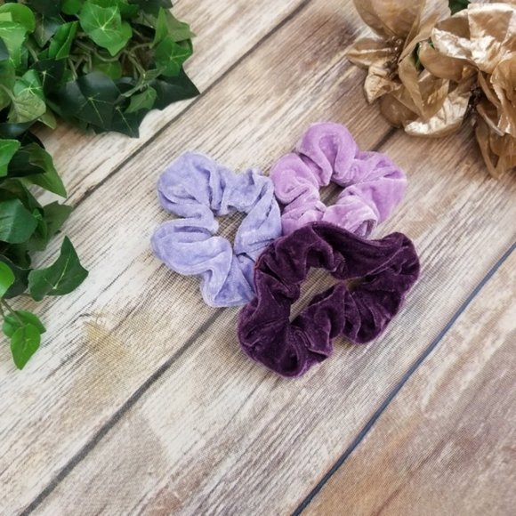 Brandy Melville Photo + 3 Velvet Pastel Scrunchie - Picture 2 of 5